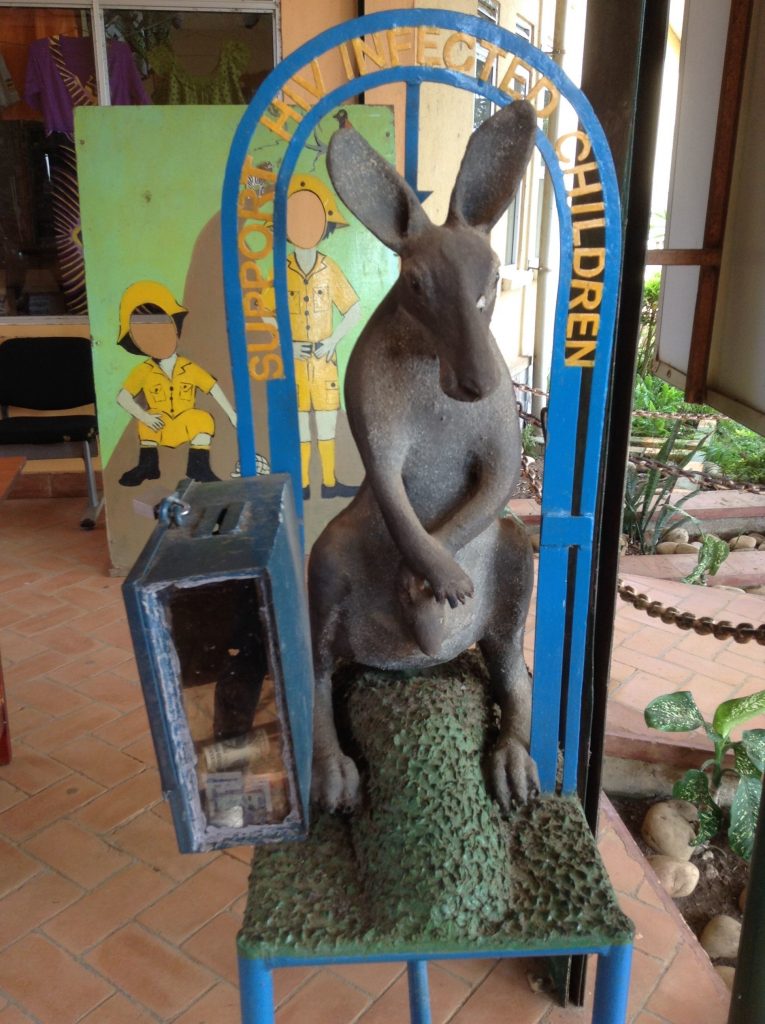 カンガルーの人形がついた募金箱